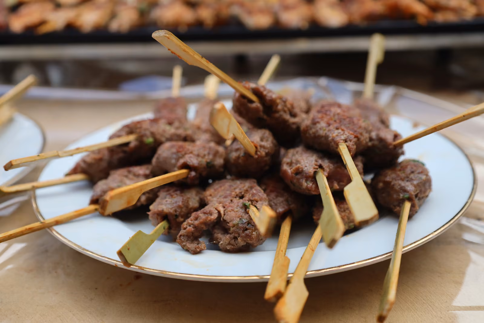 Assiette de brochettes de kefta de bœuf grillées sur pics en bambou