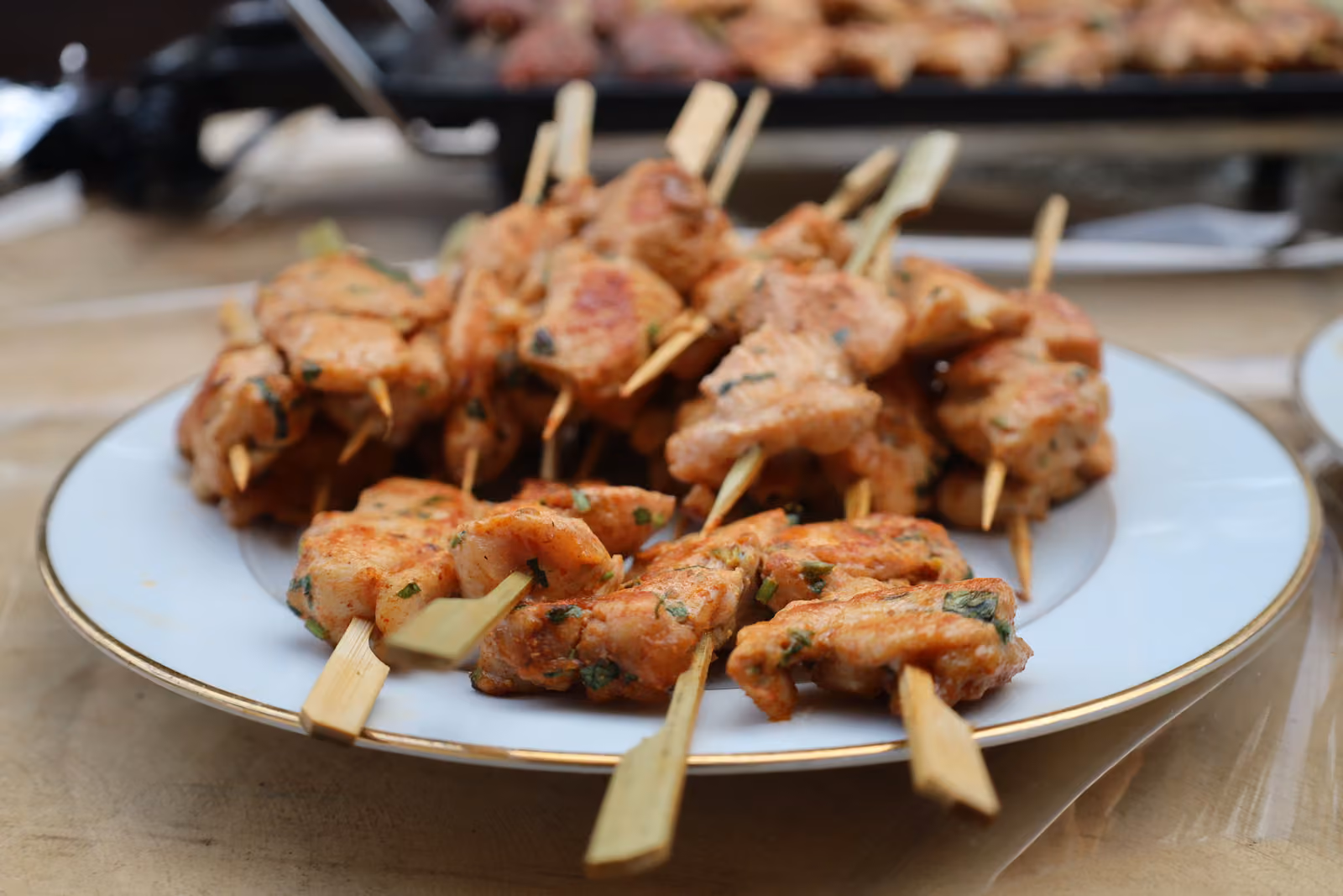 Assiette de brochettes de poulet grillé aux épices sur pics en bambou
