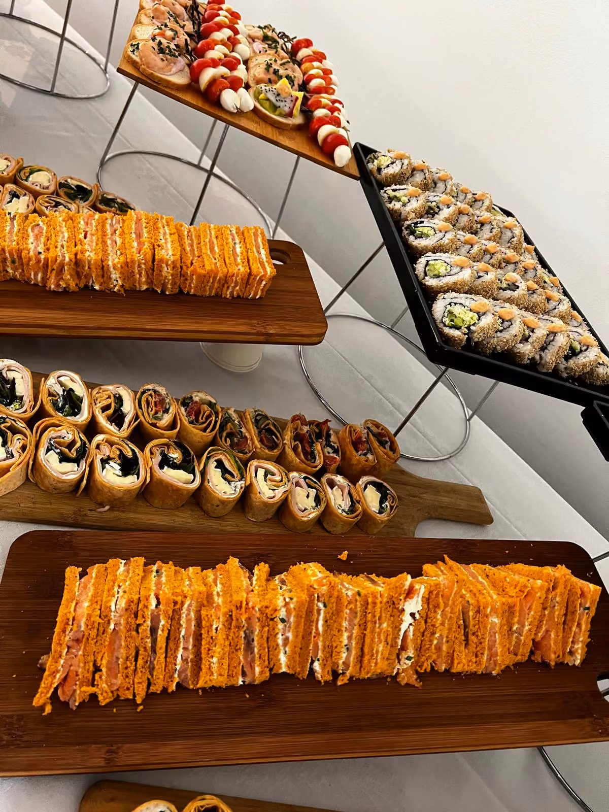 Buffet sur plusieurs étages : sandwichs, wraps, makis et brochettes tomate-mozzarella