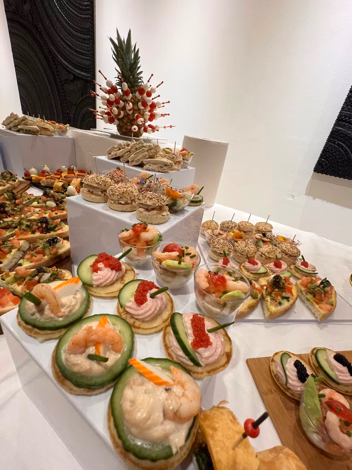 Canapés sur rondelles de concombre garnis de mousse, crevettes et œufs de poisson