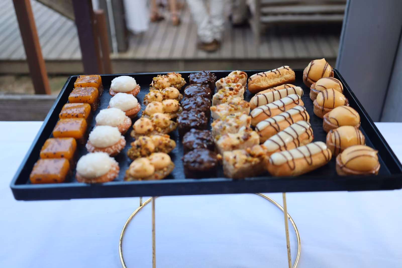 Plateau noir de mignardises : rochers coco, bouchées au chocolat, petits fours et biscuits