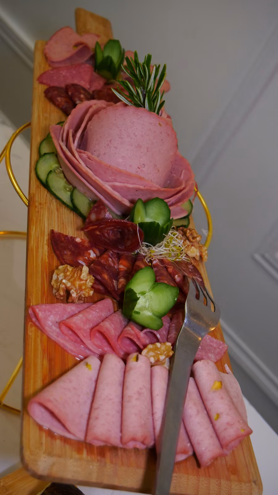 Planche de charcuterie : mortadelle, jambon, chorizo, cornichons et concombre