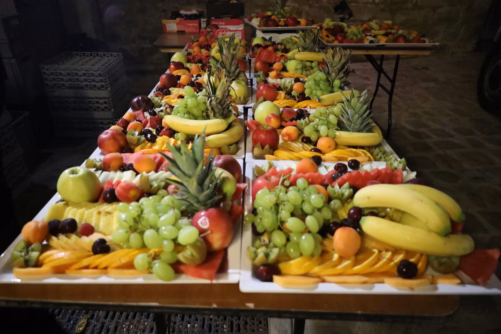 Plateau de fruits avec ananas, raisin blanc, bananes et oranges en tranches