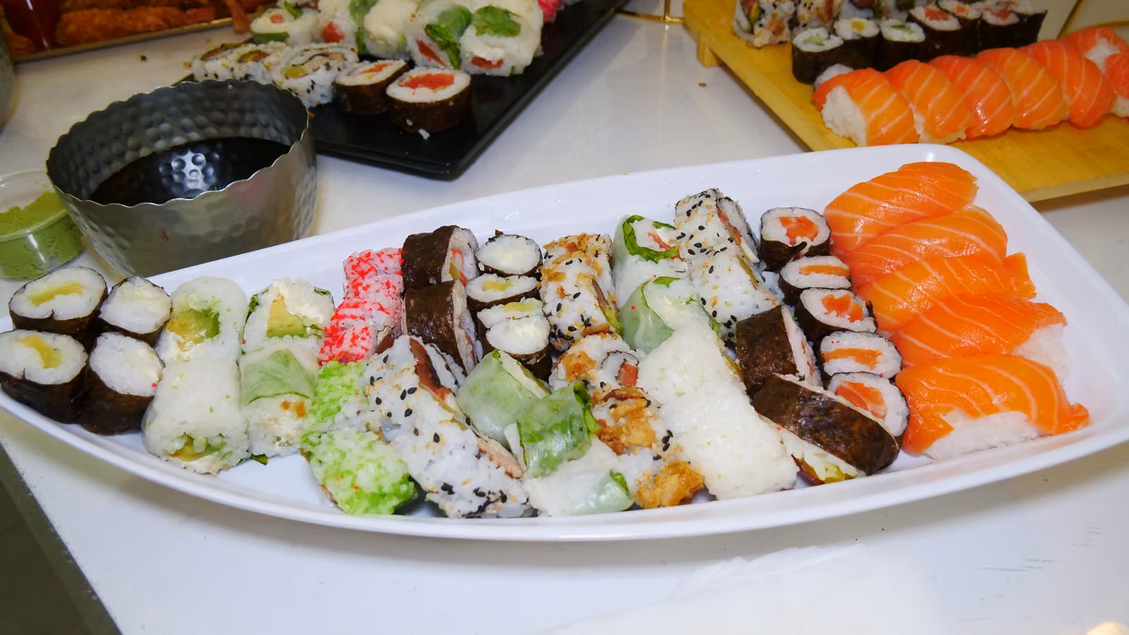Plat de sushis, makis et californias au saumon pour un buffet de réception
