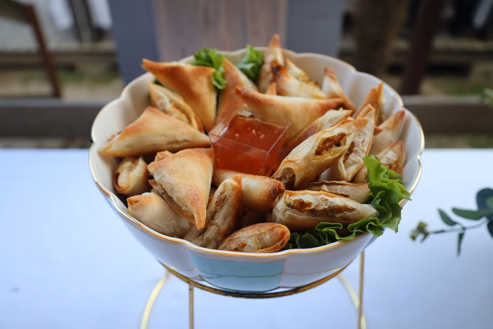 Coupe de samoussas et briouates croustillants avec sauce aigre-douce sur salade