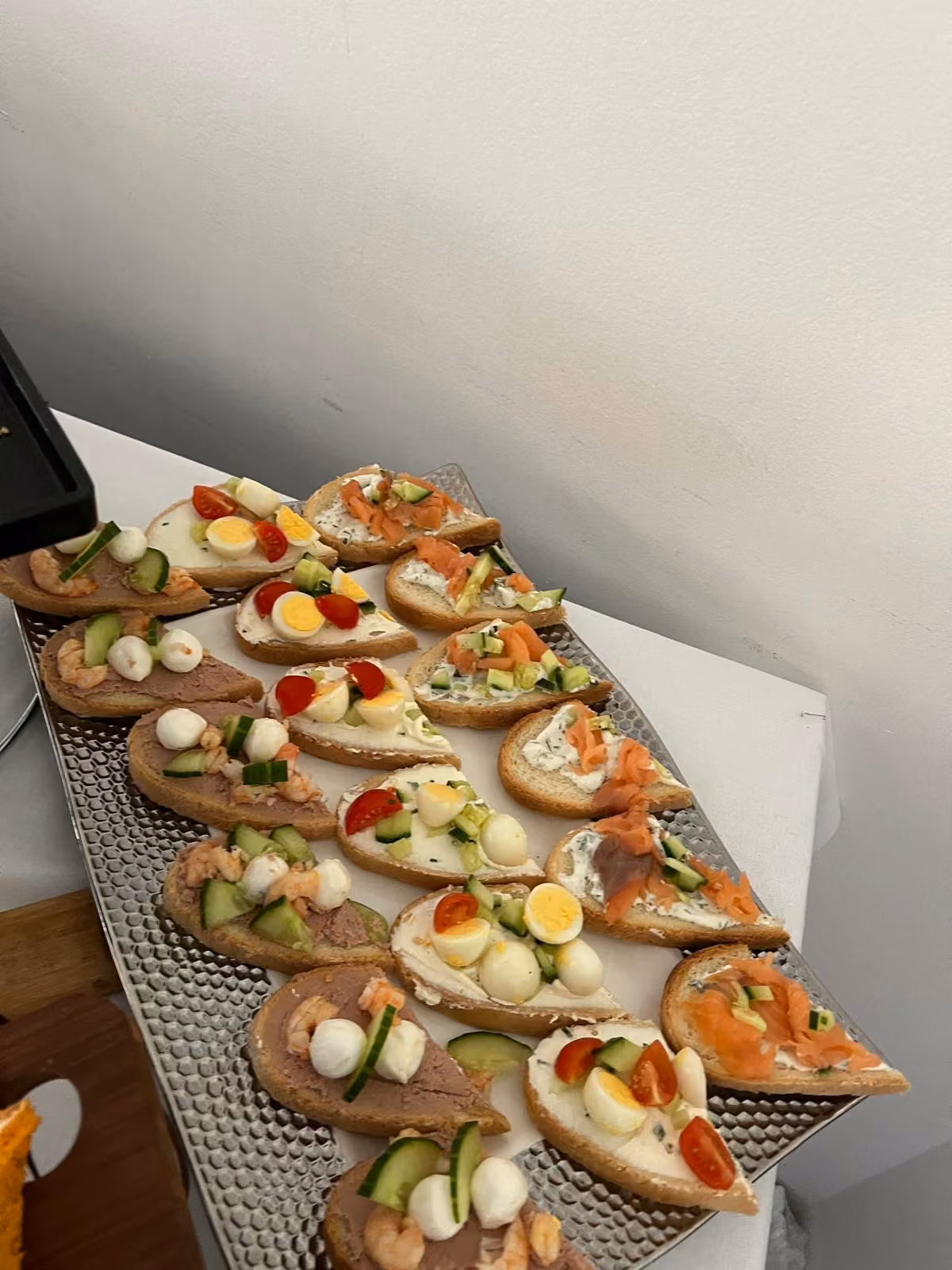 Plateau de tartines à l'œuf dur, au saumon et aux légumes