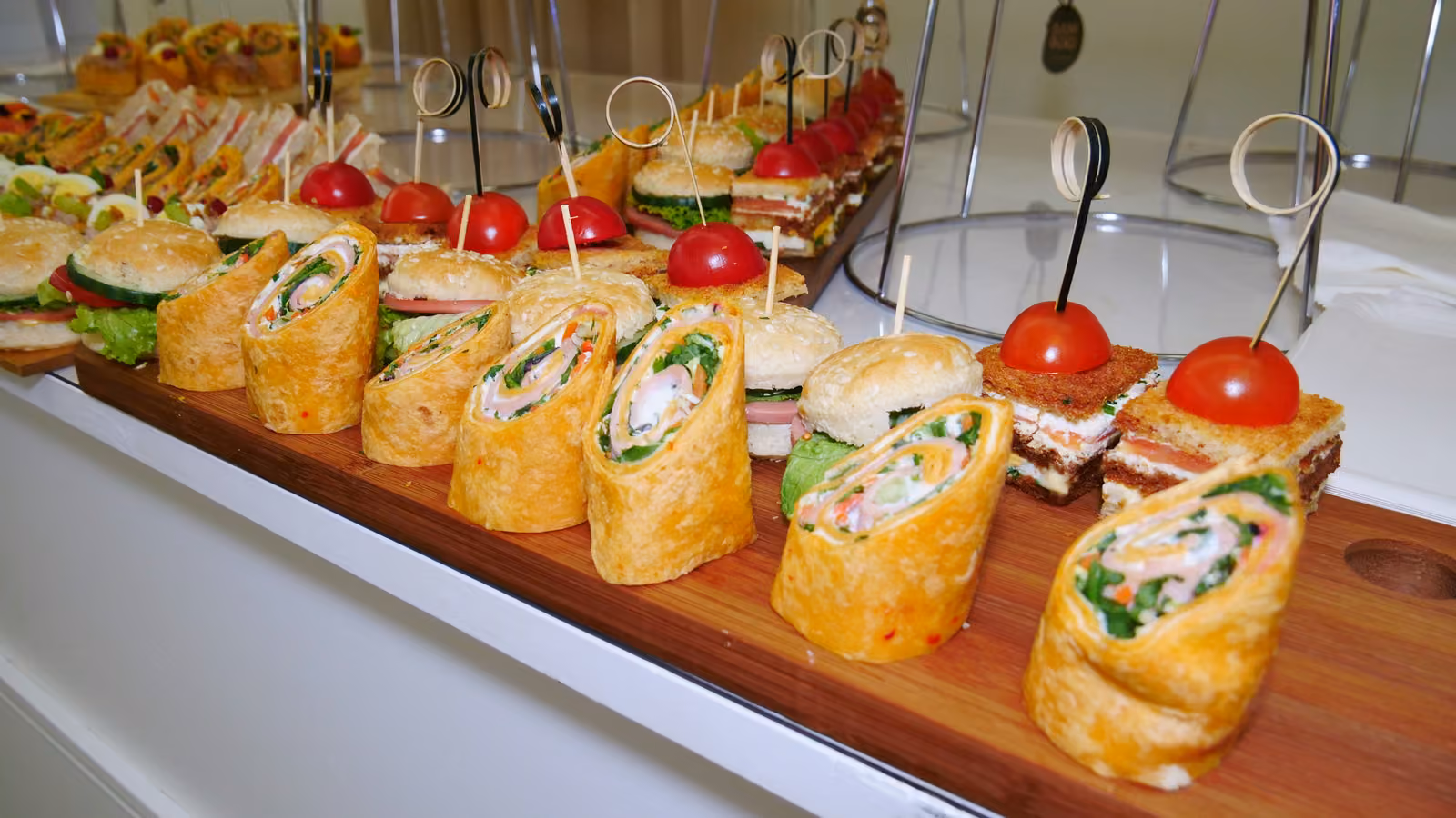 Planche de wraps au poulet et de club-sandwichs piqués de tomates cerises